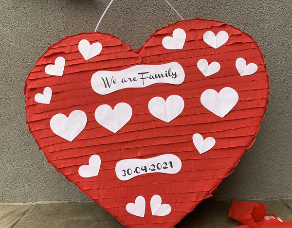 Pinata Herz XXL rot - weiss " We are Family " Hochzeitsgeschenk Geschenke Box Überraschungsgeschenk